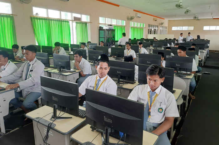 FOKUS: Siswa kelas 10 MAN 2 Jombang mengerjakan tryout ANBK di laboratorium komputer, Senin (29/1).