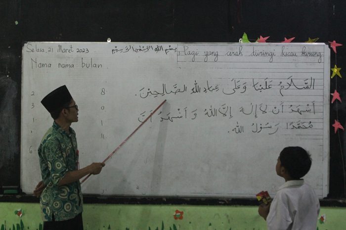 Program muatan lokal (mulok) keagamaan dan pendidikan diniyah masih bertahan sampai sekarang. Sayangnya, guru mulok kerap tidak bertahan lama karena jenjang karirnya tidak jelas.