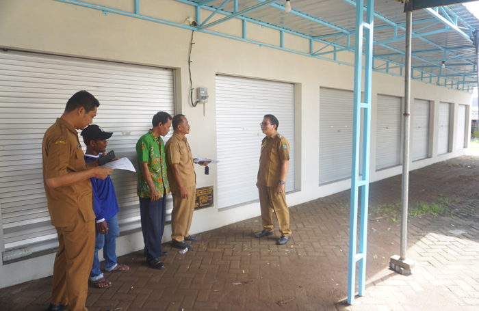 TINGKATKAN PEREKONOMIAN: Kepala Desa Krembangan Kusnan (paling kanan) saat berada di lokasi kios desa.