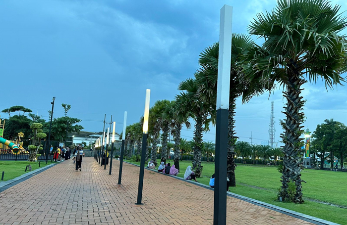 MATI: Sejumlah lampu outdoor di Alun-alun Jombang mati.