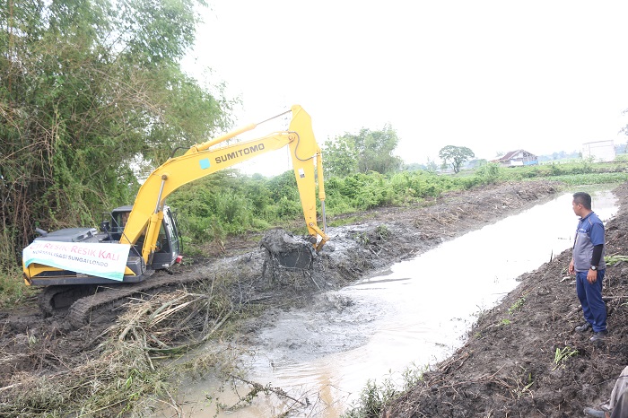 PT CJI Jombang  saat melakukan pengawasan proses normalisasi Sungai Londo di Kecamatan Ploso.