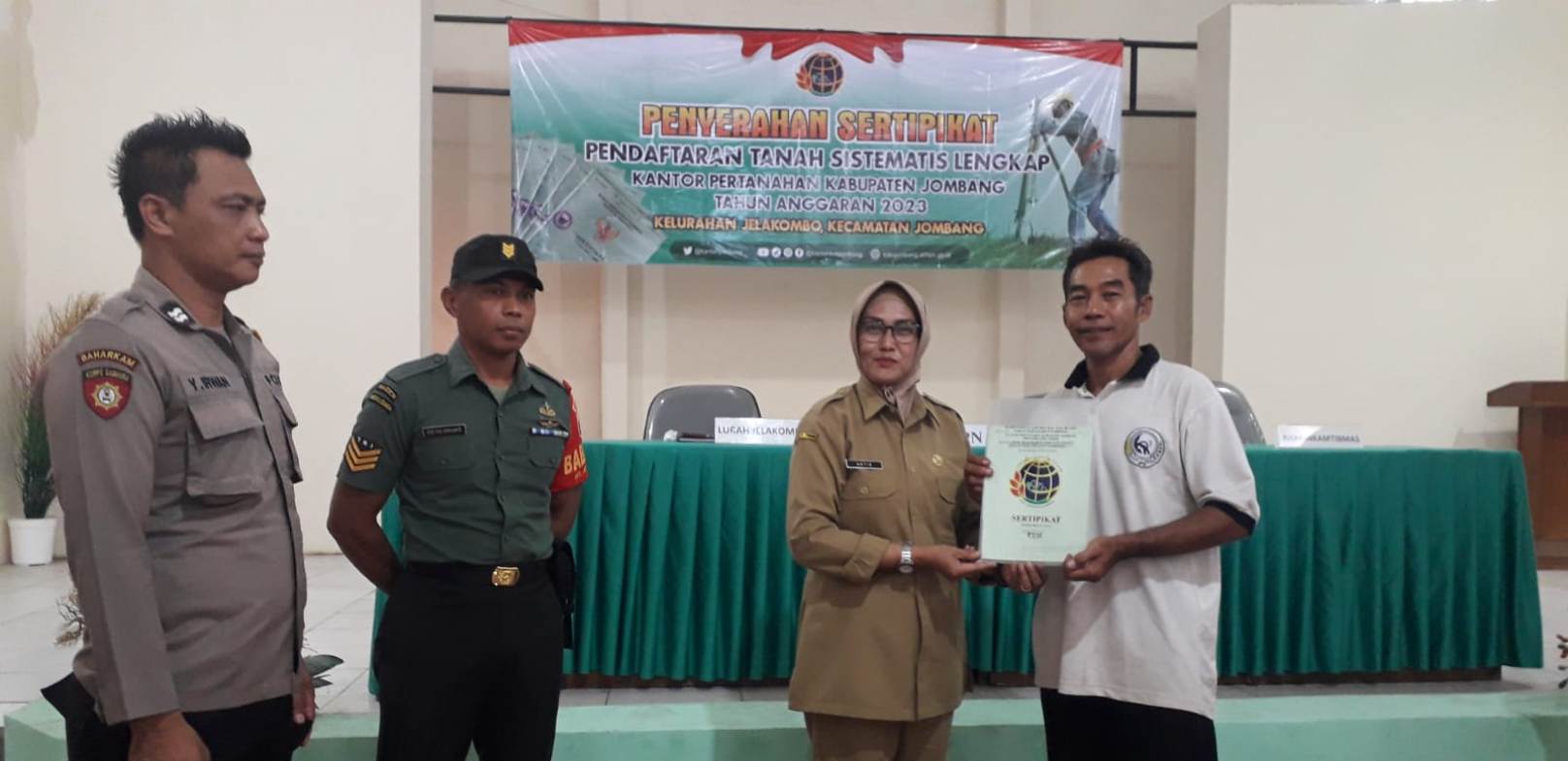 Lurah Jelakombo Antin Sukma Utami,SE  menyerahkan sertifikat PTSL kepada warga, kemarin (30/1).
