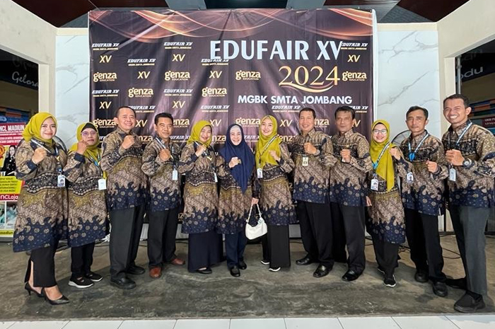 Kepala Cabdindik, Sri Hartati, bersama ketua MGBK SMA, MA Kabag TU Kemenag, dan kasi SMK.