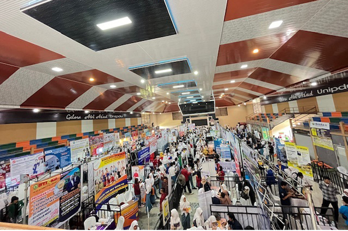 Ribuan siswa yang dtang mengunjungi edufair yang digelar MGBK SMA< SMK dan SLB di GOR Unipdu Jombang