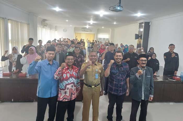 Pemateri, dan seluruh peserta pelatihan pengelolaan website dan pemanfaatan AI berfoto bersama sebelum kegiatan dimulai.