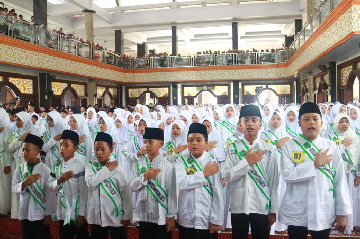 2.398 siswa MI yang membaca ikrar dalam wisuda tahfiz juz 30 di Masjid Agung Baitul Mukminin Jombang, Selasa (30/1).