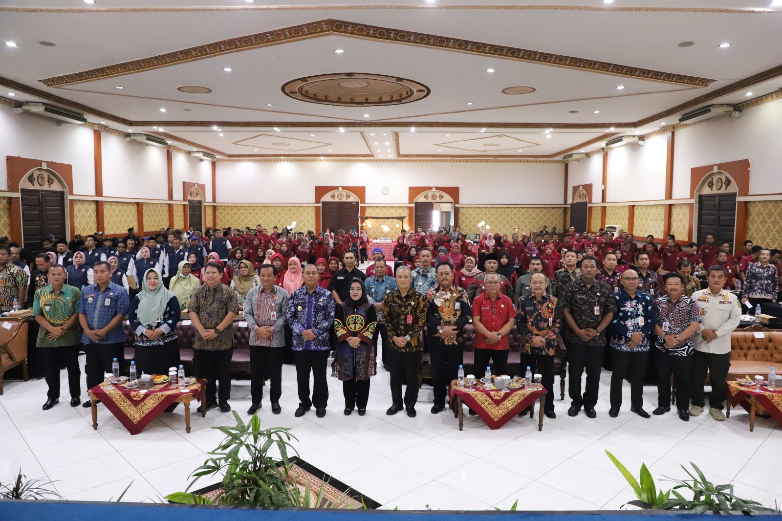 Foto bersama Bupati bersama tamu dan seluruh peserta sosialisasi dan audiensi