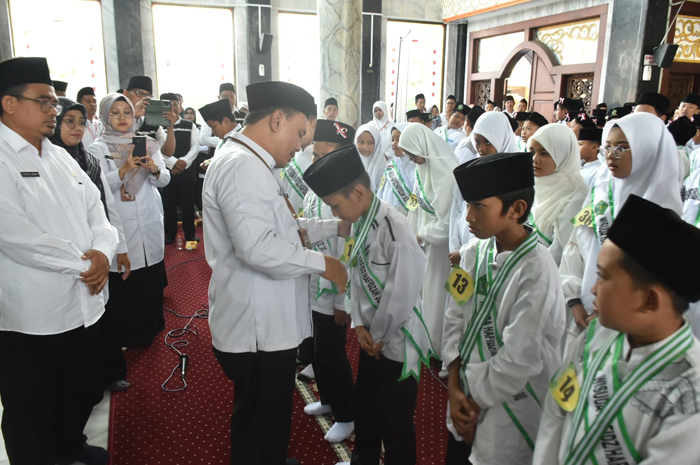 Kasi Penma Kemenag, Zainut Tamam, saat melakukan uji publik pada wisudawan tahfiz juz 30 di Masjid Agung Baitul Mukminin Jombang, Selasa (30/1).