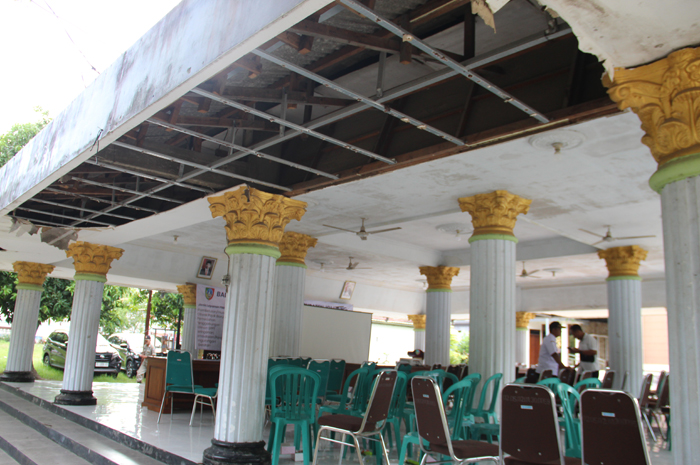 Kondisi plafon Pendopo Kecamatan Jombang yang rusak dan ambrol butuh perhatian serius.