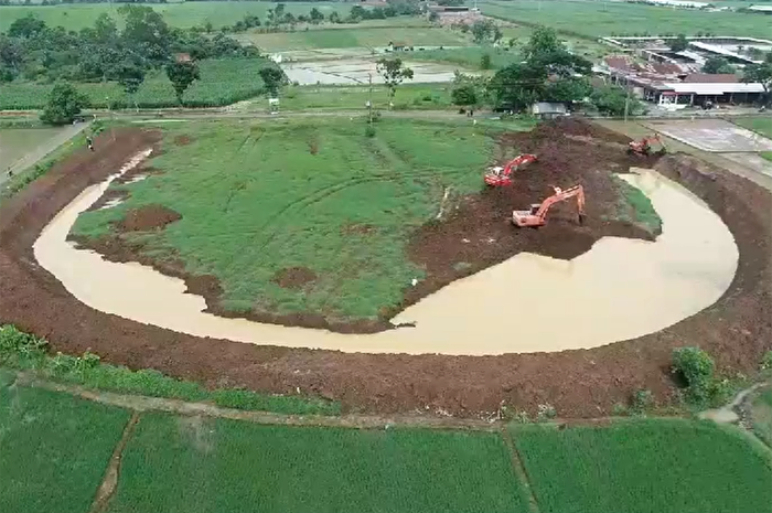lahan milik pengairan di Desa Wringin Pitu, Mojowarno Jombang dikeruk untuk dibuat embung