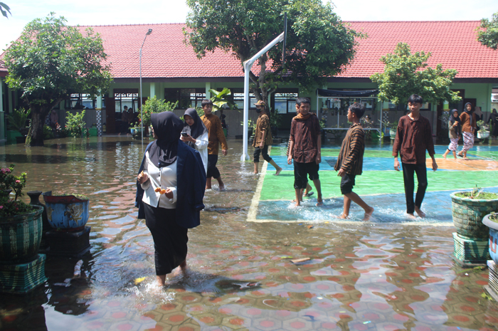Kondisi halaman SMPN 2 Gudo Jombang yang kebanjiran dan membuat kegiatan sekolah terganggu