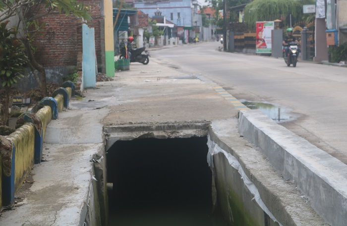 TURUN: Debit air gorong-gorong Jalan KH Romli Tamim di Desa/Kecamatan Peterongan yang dikeluhkan warga mulai turun, Sabtu (3/2).