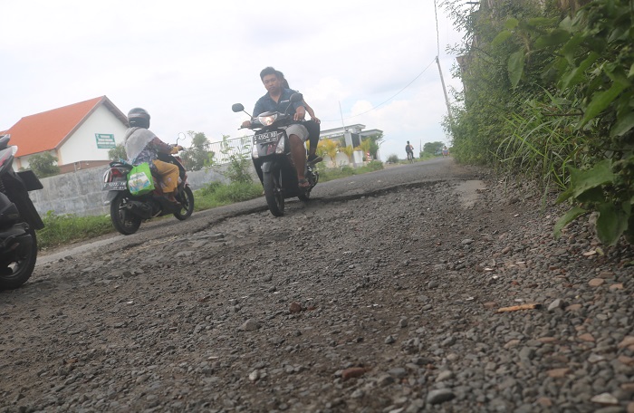 ANCAM PENGENDARA: Kondisi jalan kabupaten di Desa Dapurkejambon, Kecamatan Jombang rusak semakin parah, Sabtu (3/2).