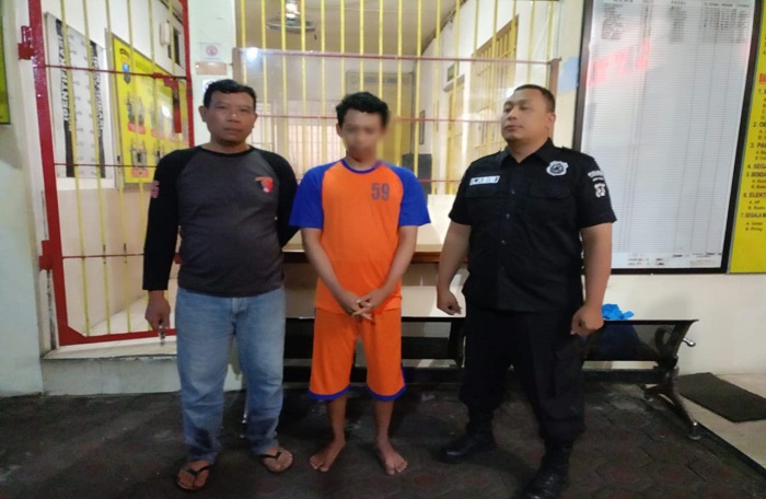 DIINTEROGASI: M Kalam, 24, pekerja pabrik asal Desa Tugusumberejo, Kecamatan Peterongan diinterogasi di Polres Jombang.