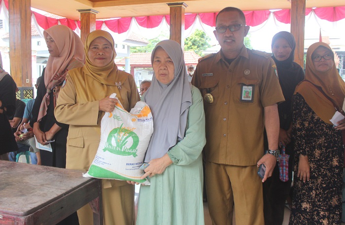 Nurkamalia bersama kepala Desa Sengon memberikan secara simbolis sembako berupa beras 10 kilogram untuk warga Desa Sengon, Senin (5/2)