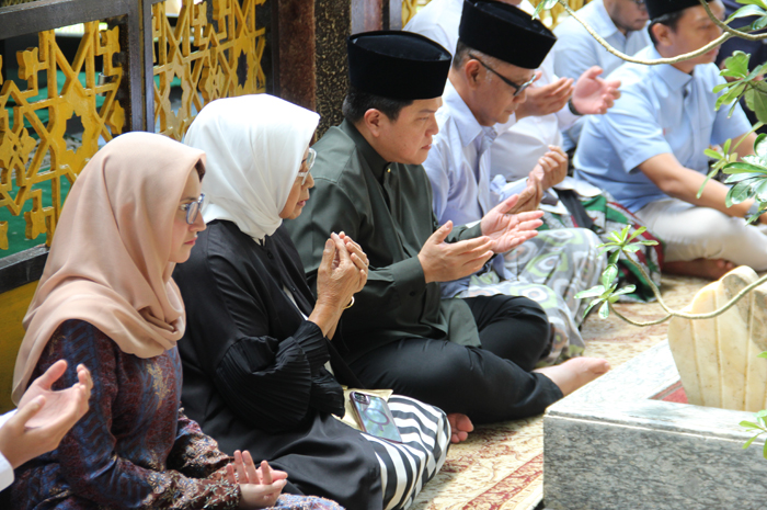 Menteri BUMN Erick Thohir ziarah ke makam KH Hasyim Asyari dan Makam Gus Dur di Kompleks Ponpes Tebuireng Jombang, kemarin.