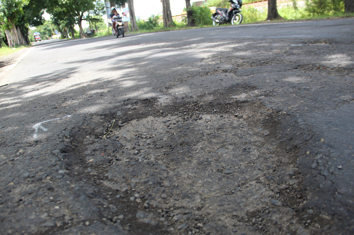 BERLUBANG: Kondisi jalan nasional di di ruas Jl Gatot Subroto tampak berlubang kemarin (5/2).