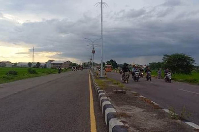 DIBUBARKAN: Sejumlah remaja yang menggunakan Ring Road Mojoagung sebagai ajang balap liar dibubarkan kepolisian, Minggu (4/2).
