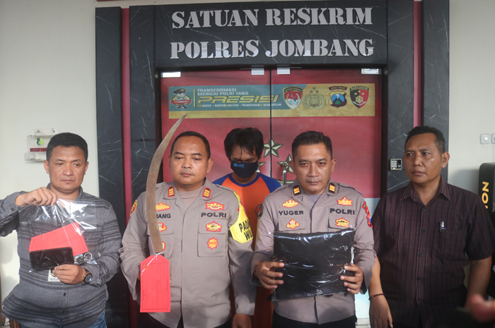 Polisi menunjukkan sejumlah barangbukti yang disita dari gangster sadis bernama Tim Guk Guk di Jombang