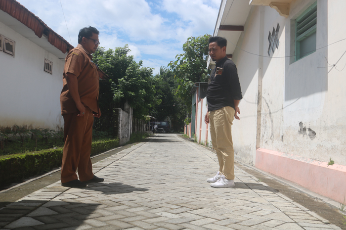 Kades Kalikejambon Akhmad Iswahyudi meninjau jalan lingkungan alternatif antar desa di Dusun Kalijaring yang dipaving