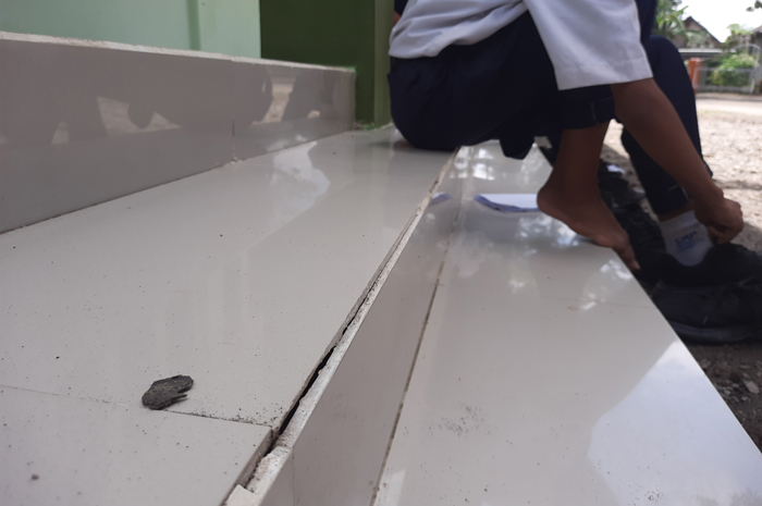 Kondisi lantai SMPN 1 Sumobito yang digawangi Dinas P dan K Jombang sudah anjlok karena urukan tak padat