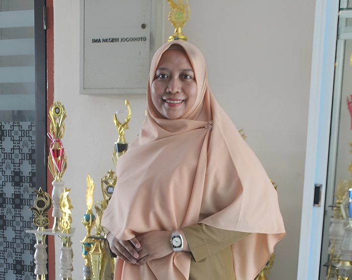 Ari Kusmiyati SPd, satu dari dua guru Bahasa Prancis di Kabupaten Jombang