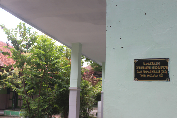 Bangunan di SMPN 1 Sumobito ini adalah proyek bernilai Rp 1 miliar dari DAK yang dikerjakan Dinas P dan K Jombang. Kondisinya sudah rusak meski baru 2 bulan dipakai