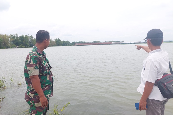 Kades Gedongombo bersama Babinsa meninjau puluhan hektare sawah yang terendam banjir lubran Kali Marmoyo di desanya.