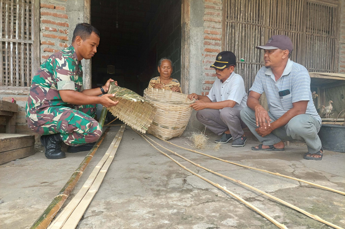 Kades Gedongombo Lasiman (baju putih)  selama ini aktif membantu perajin anyaman bambu.