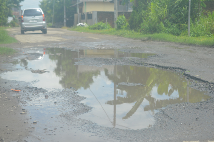 Kondisi aspal jalan Kabupaten di Dusun Borocilik, Desa Gedangan, Kecamatan Sumobito,  Jombang rusak jadi kubangan air.
