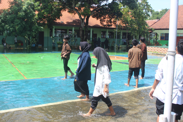 Banjir yang menggenangi halaman SMPN 2 Gudo Jombang beberapa waktu lalu