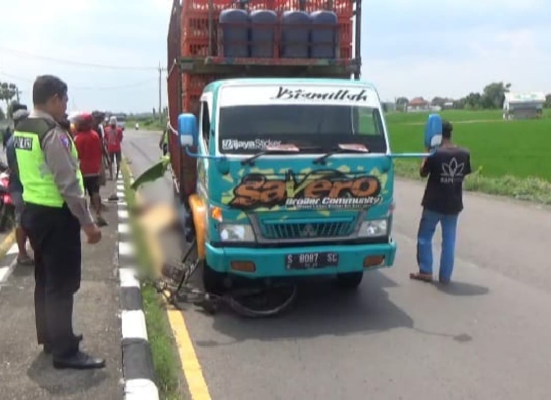 Truk ayam yang terlibat kecelakaan maut dengan lansia pengendara sepeda angin di Ringroad Mojoagung Jombang