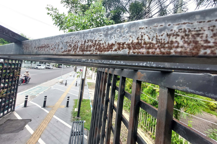 Kondisi besi penyusun taman vertikal di Trotor Wahid Hasyim Jombang yang kembali karatan