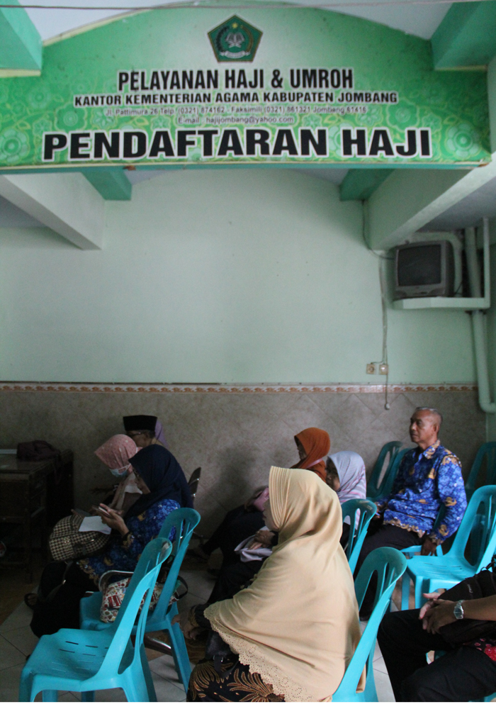 Sejumlah CJH antre di kantor PHU Kemenag Jombang untuk mengurus administrasi haji.
