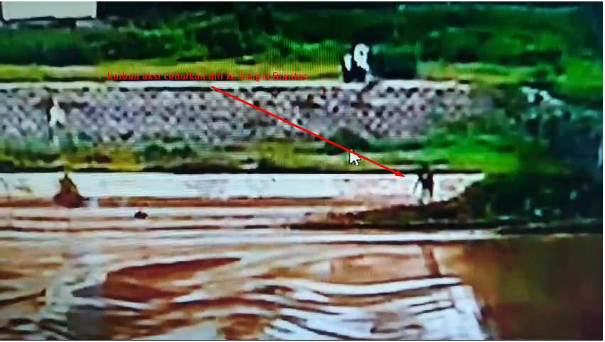 Tangkapan layar CCTV yang merekam korban yang melakukan aksi ceburkan diri ke Bendung Karet Menturus sisi Desa Jombatan, Kesamben, Jombang