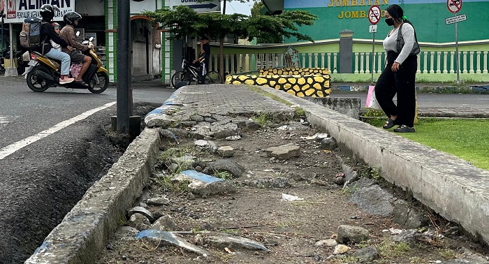 Kondisi trotoar Alun-alun Jombang yang rusak