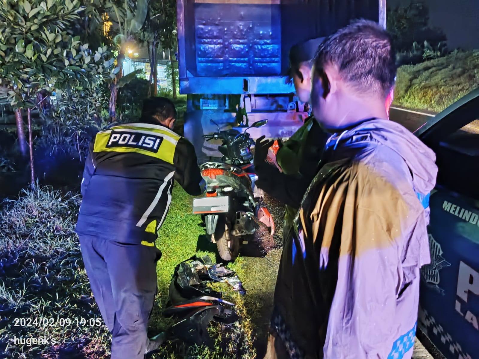 Polisi melakukan olah kejadian perkara di lokasi kecelakaan sepeda motor dan truk Mogok di Jombang