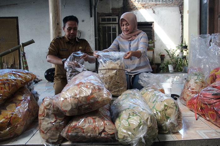 POTENSI: Kepala Desa Badang Sholichudin meninjau produsen krecek di Dusun Badang, Senin (12/2).
