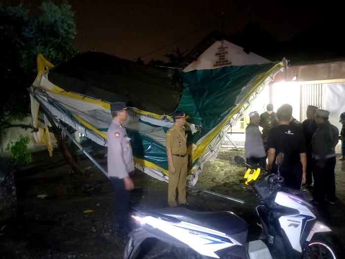AMBRUK: Sebuah tenda TPS di desa Wuluh Kesamben ambruk usai diterjang angin kencang.