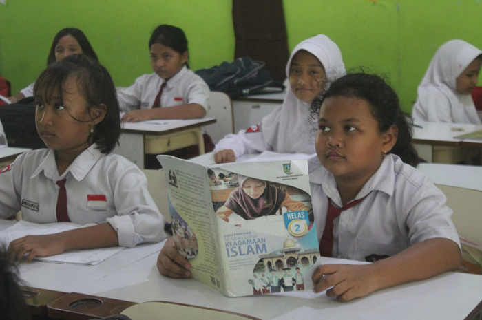 HAFALAN: Siswa kelas 2 SDN Jombang 2 saat belajar mulok keagamaan, Senin (12/2).