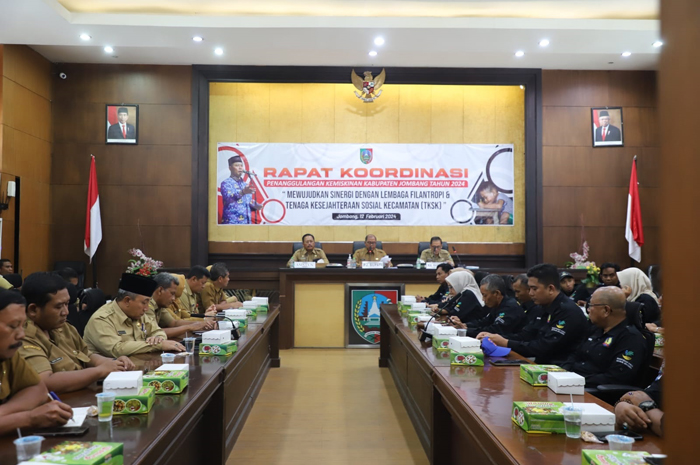 SERIUS: Pj Bupati Jombang Sugiat pimpin rapat penanggulangan kemiskinan ekstrem.