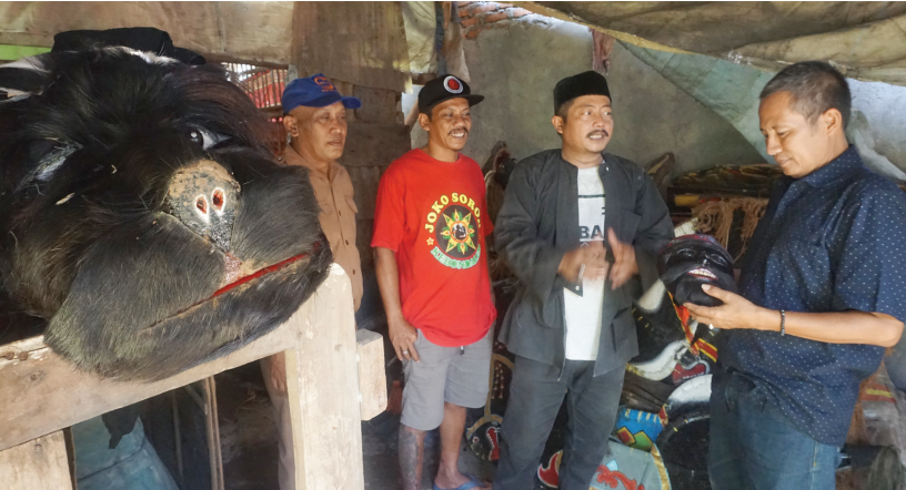 Kades Kademangan Hendro Wahyuadi (kemeja biru) bersama perangkat desa menunjukkan topeng dan jepaplok kesenian kuda lumping Joko Soroh, Selasa (13/2).