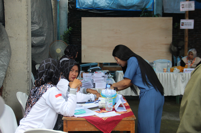 Sejumlah pemelih mencoblos di TPS 12 Dusun Dayu, Desa Tunggorono, Jombang Rabu (14/2).  TPS ini sempat mengalami kekurangan surat suara.