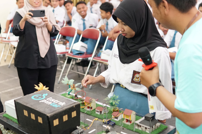 Pemateri dari PLN UP3 Mojokerto menjelaskan dasar kelistrikan ke siswa.