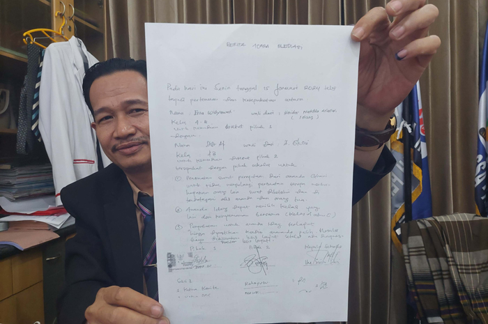 Kuasa hukum terlapor menunjukkan surat pernyataan perdamaian pertama yang dilakukan di sekolah