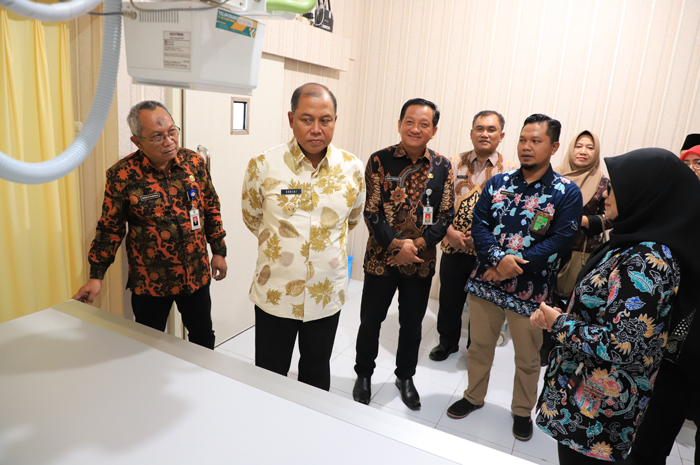 Pj Bupati Jombang Sugiat memotong pita pembukaan digital radiologi Perumda Aneka Usaha Seger