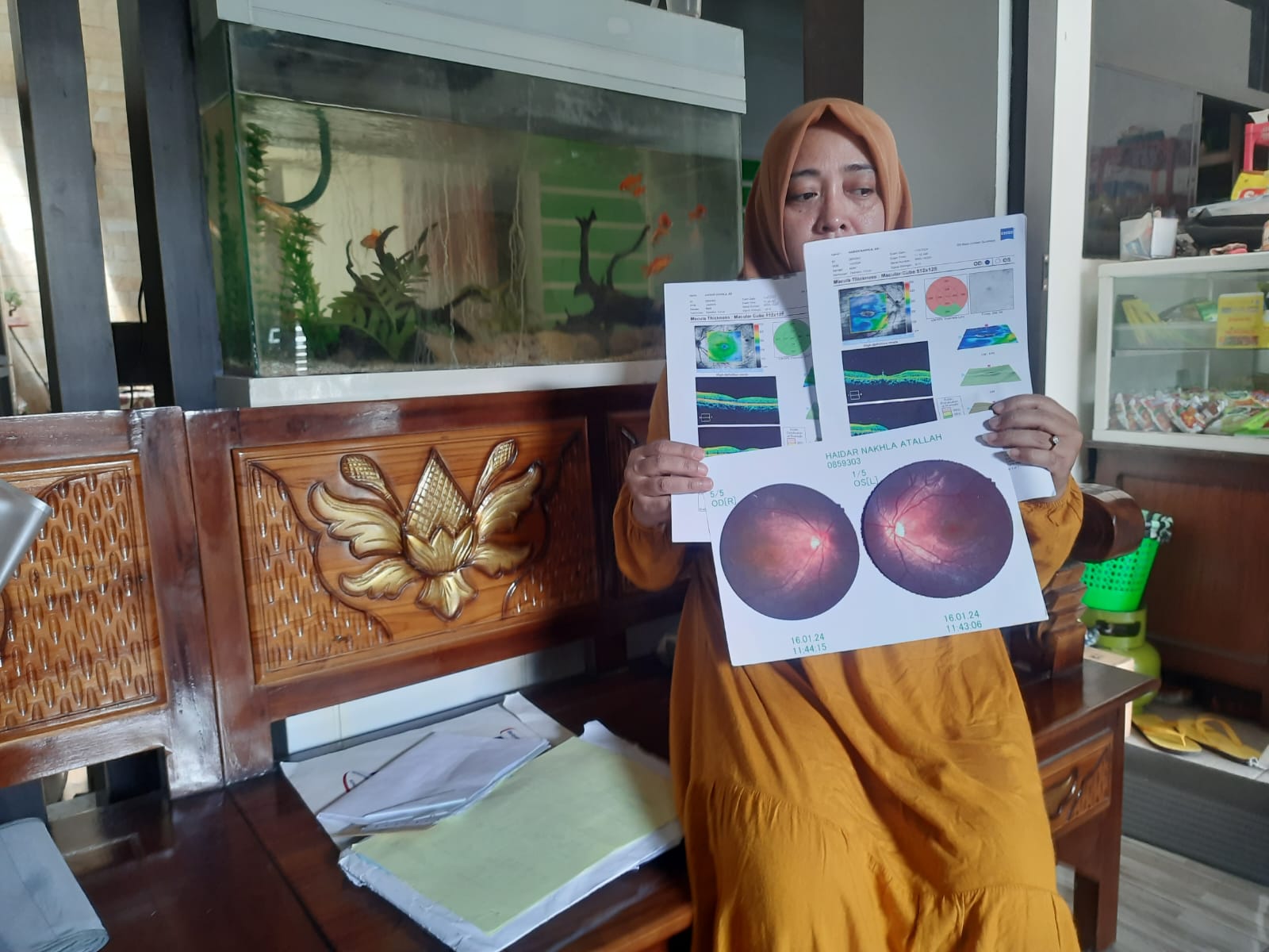 Erna. orang tua ID menunjukkan bukti kerusakan pada mata anaknya setelah pemeriksaan dan operasi di rumah sakit.