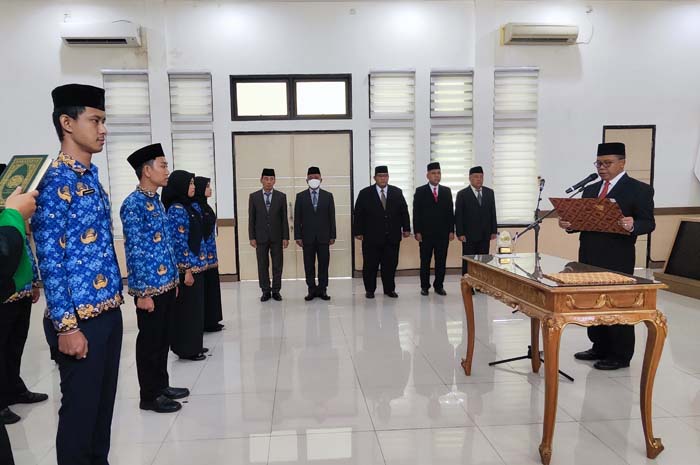 Pj Bupati Jombang Sugiat mengambil sumpah 8PNS di Ruang Swagata, Jumat (16/2).