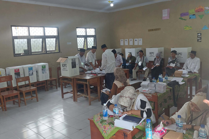 Ilustrasi petugas KPPS saat bekerja di salah satu TPS di Jombang. Setelah pemilu 2024 lalu, ada 94 petugas KPPS yang tumbang.