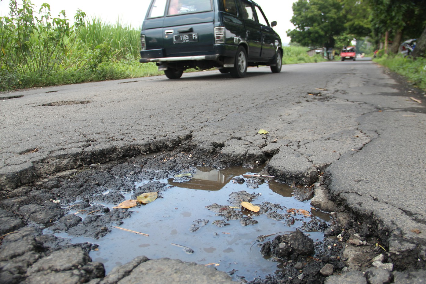 Kondisi Jalan kabupaten penghubung Desa Jatipelem dengan Desa/Kecamatan Diwek rusak, Sabtu (17/3).